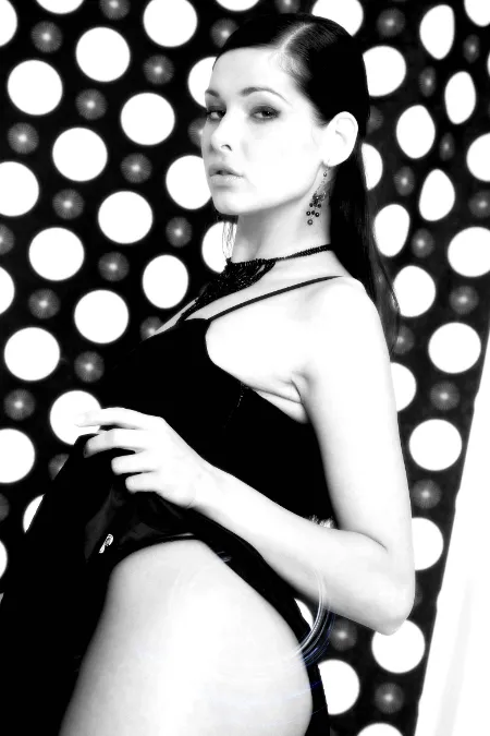 Hélène brune sexy baise sans attente tel rose
